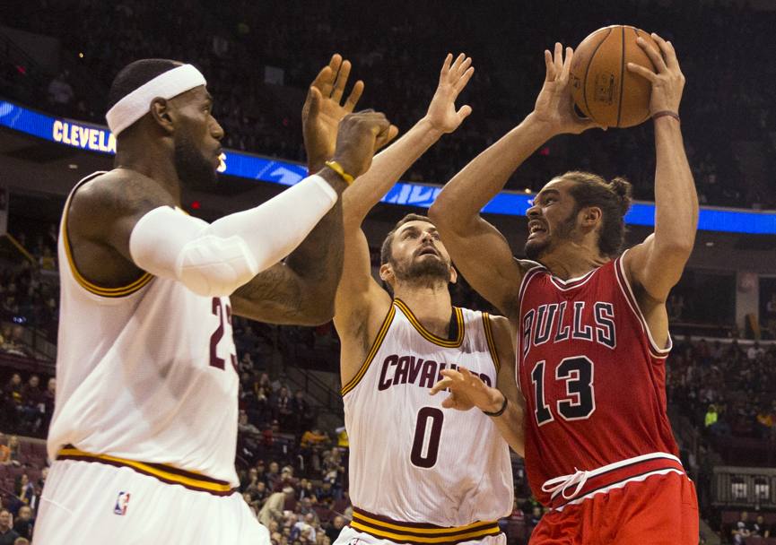 Joakim Noah dei Chicago Bulls, Kevin Love e LeBron James (Reuters)
